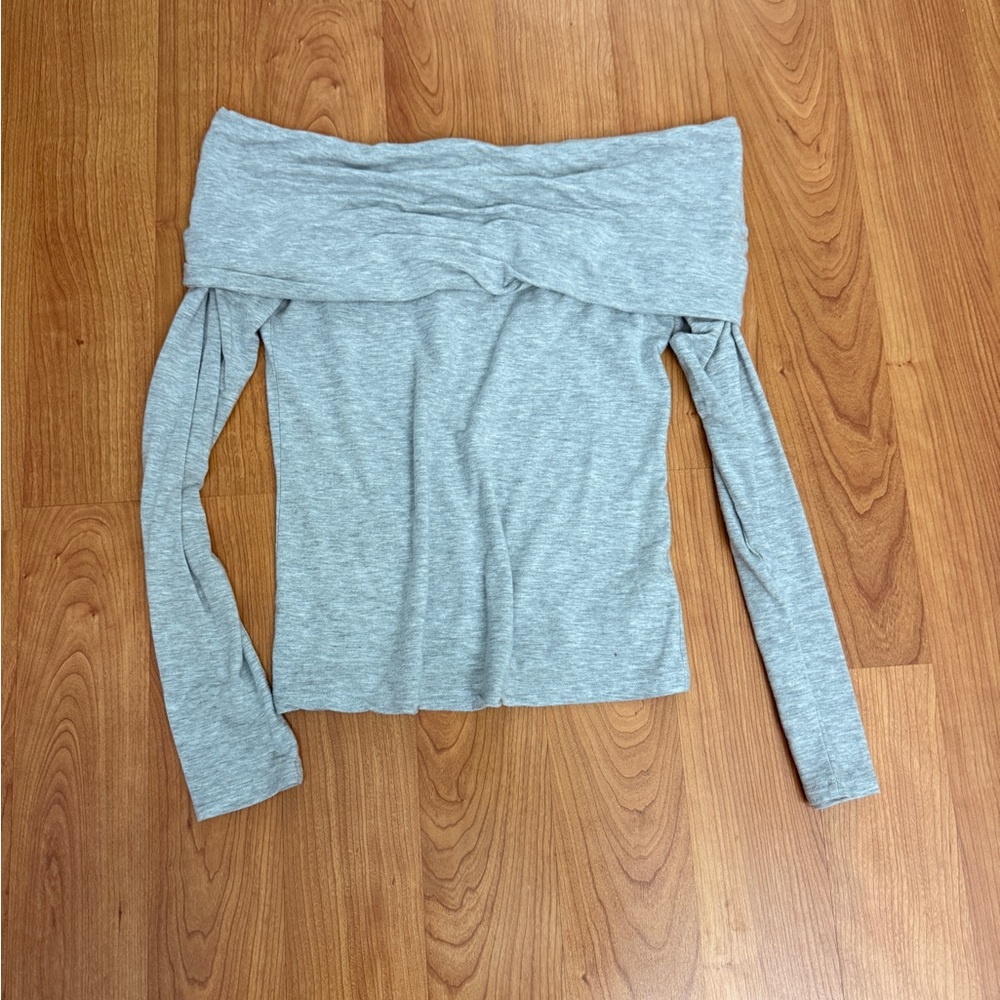 Aritzia Babaton Off-Shoulder Long Sleeve Top in Light Gray